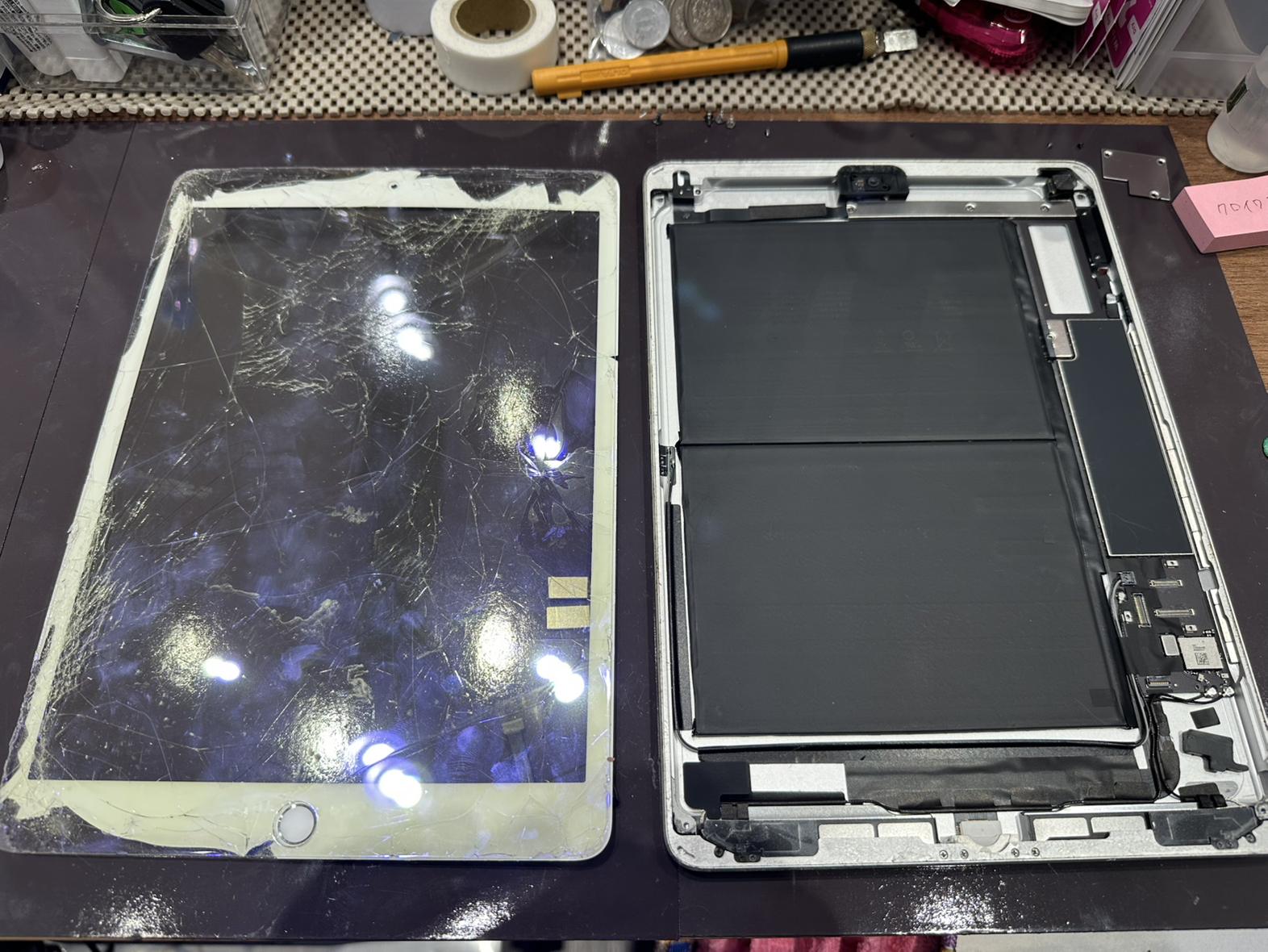 iPadの修理の途中段階の写真